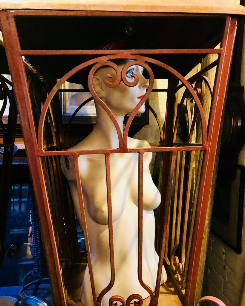 escultura mujer desnuda dentro de una jaula