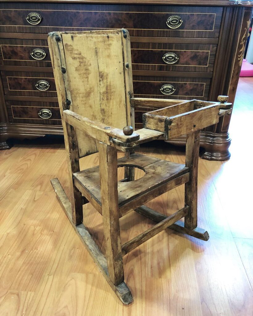 silla de madera antigua