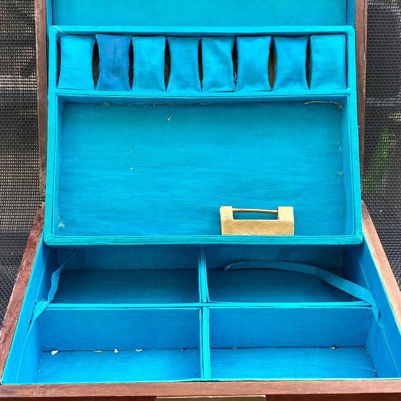 caja para coser abierta de color azul