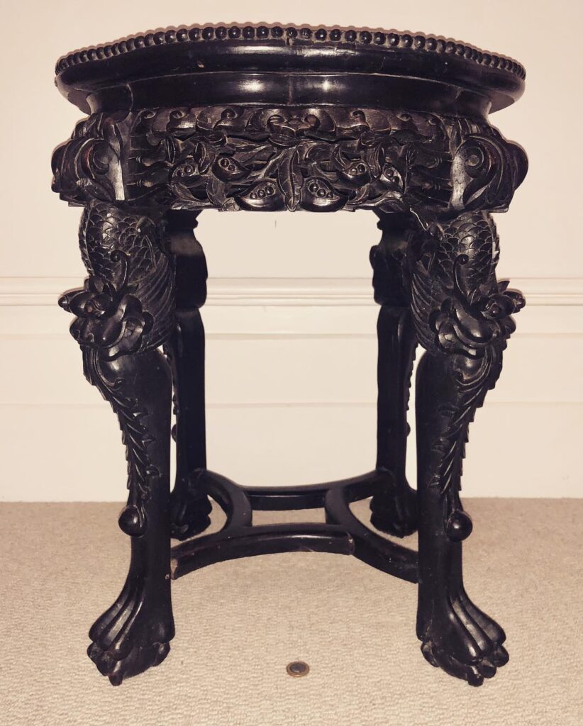 mesa pequeña de madera con ornamentos