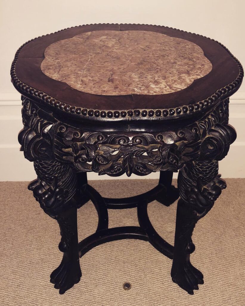 mesa pequeña de madera con ornamentos