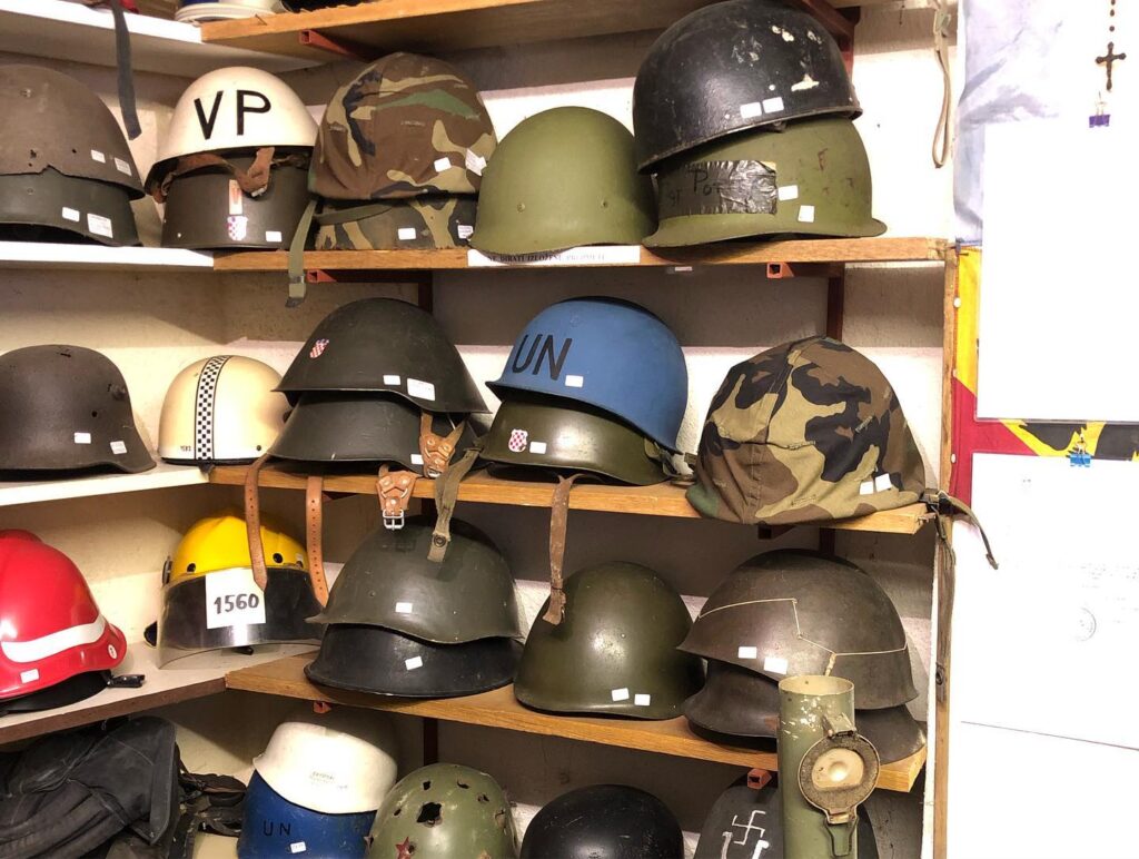 estanterias llenas de sombreros militares