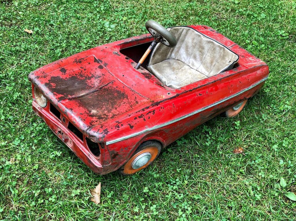 coche antiguo en el jardín