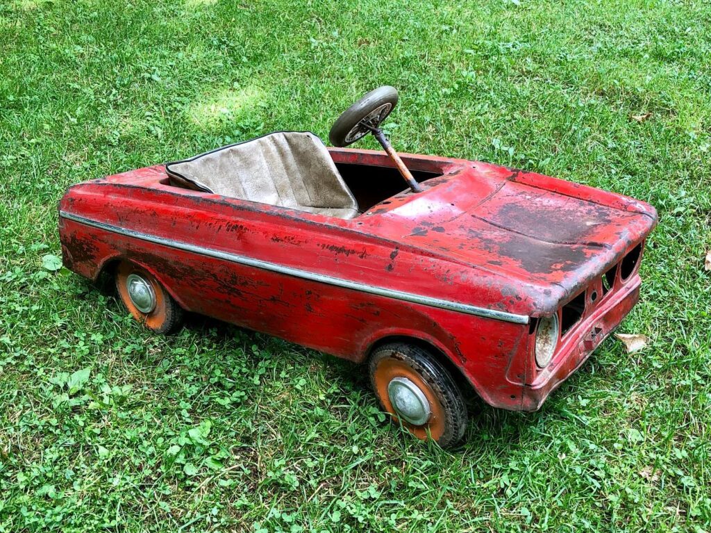 coche antiguo en el jardín