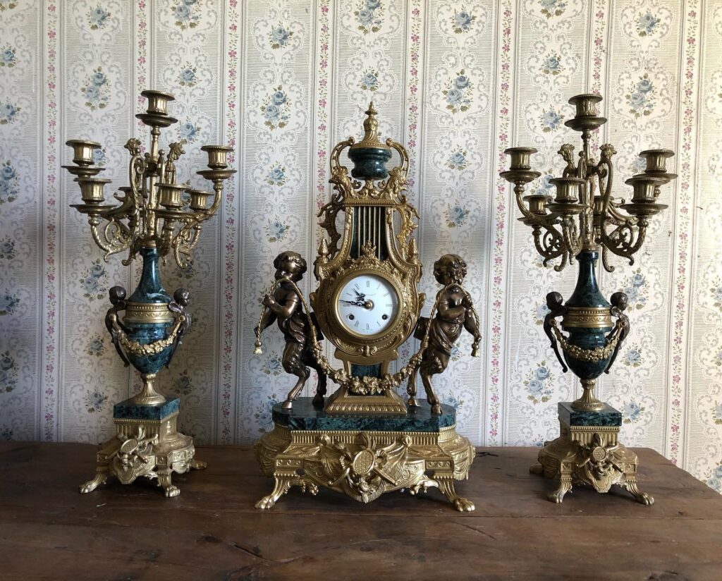 reloj con candelabros